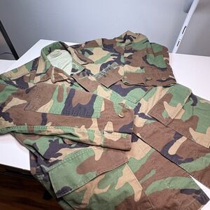 U.S. Army Mens BDU Jacket Medium XX-Short Woodland Camo Field Tactical